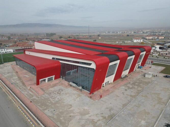 ÇORUM BELEDİYESİ TARAFINDAN BAŞLATILARAK GENÇLİK VE SPOR BAKANLIĞINA DEVREDİLEN 3 BİN 500 KİŞİLİK SPOR SALONUN YAPIMI TAMAMLANDI (BÜLENT ÖZKALELİ/ÇORUM-İHA)